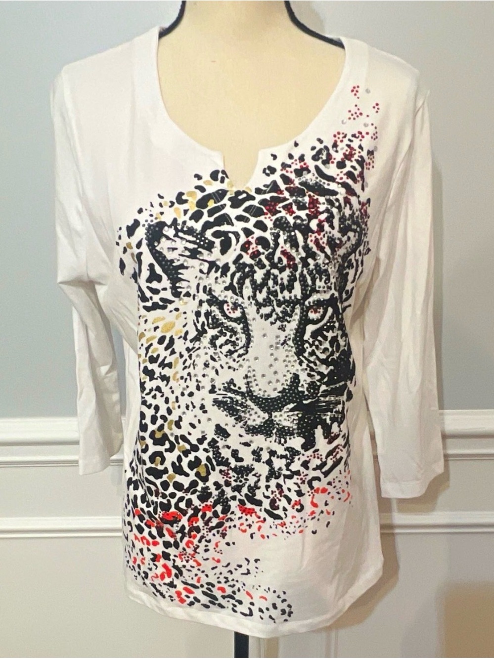 Onque Casuals Women’s Leopard Graphic Rhinestone V-Neck T-Shirt L 3/4 Sleeve Cat